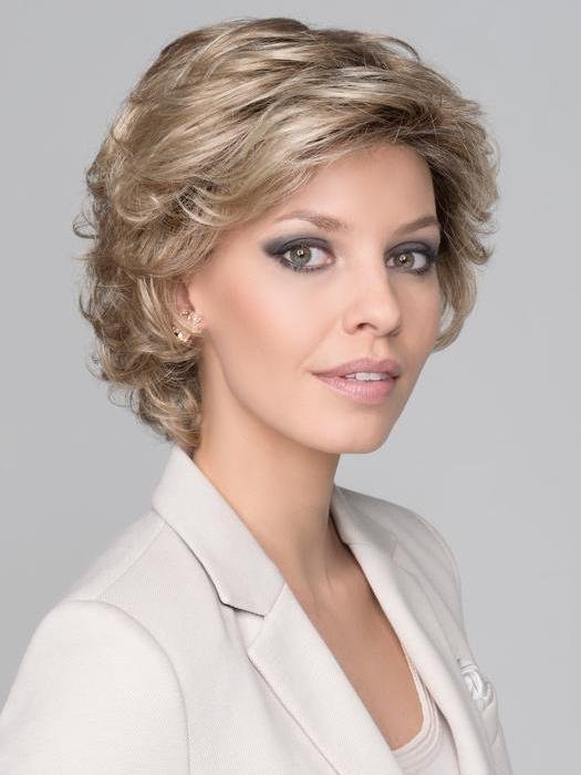 Stylish short layered synthetic wigs for women in blonde shades, perfect for everyday wear